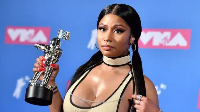 Nicki Minaj akibeba tuzo aliyoshinda