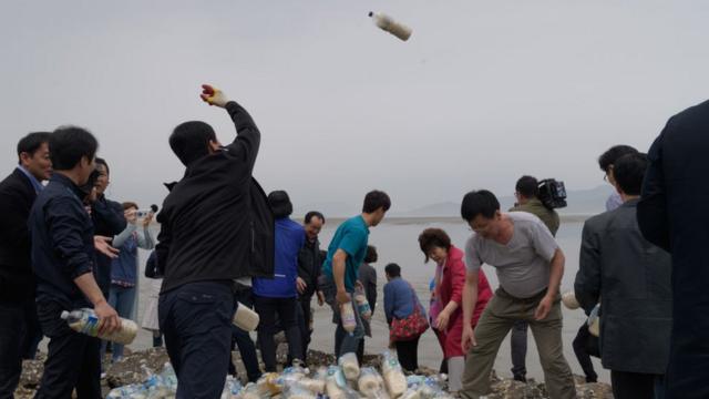 Những người Bắc Hàn đào tẩu sang Nam Hàn ném những chai nước đựng gạo, chứa đôla và USB xuống biển để chúng trôi về miền Bắc