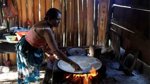 Mujer de El Estor cocinando