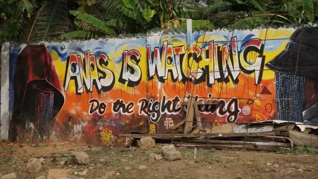 "Anas vous regarde, faites du bien", déclare un graffiti, à Accra.
