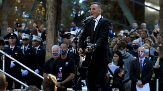 ニューヨークの追悼式典で異例の歌を歌うブルース・スプリングスティーンさん