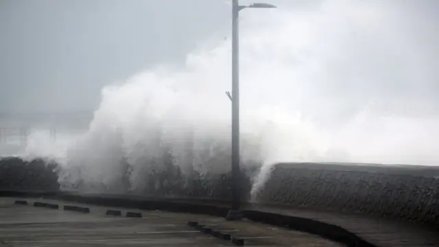 26일 오후 제주시 한경면 고산리 인근 해안에서 거친 파도가 방파제를 넘고 있다