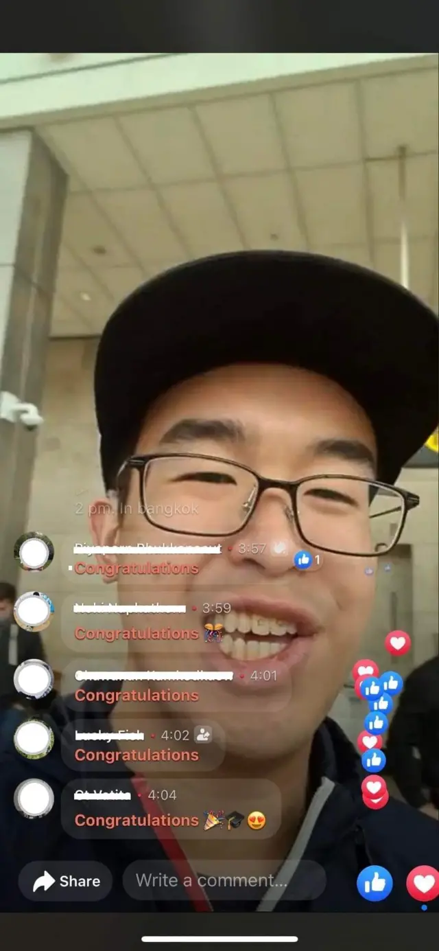 ผู้ติดตามการไลฟ์สดขอชัชชาติ ส่งข้อความแสดงความยินดีกับบุตรชายของผู้ว่าฯ กทม. ที่สำเร็จการศึกษาระดับปริญญาตรี ในระหว่างที่แสนดีปรากฏตัวครั้งแรกในไลฟ์ของชัชชาติ เมื่อ 9 มิ.ย.