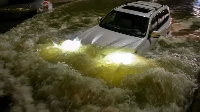 ப்ரூக்ளின் சாலையில் புகுந்த வெள்ளம்