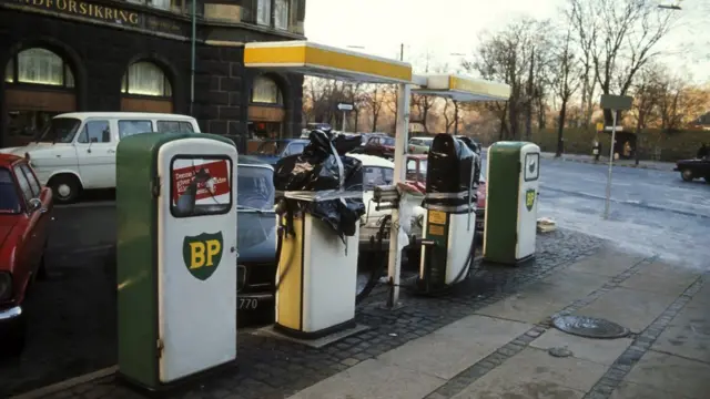 ডেনমার্কে তেলের অভাবে বন্ধ হয়ে যাওয়া একটি পেট্রোল পাম্প
