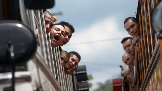 Mareros salvadoreños en ruta a la cárcel.