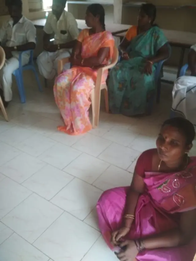ਤਾਮਿਲਨਾਡੂ ਦੀ ਮਹਿਲਾ ਸਰਪੰਚ ਰਾਜੇਸ਼ਵਰੀ ਸਰਵਣਕੁਮਾਰ ਦੀ ਜ਼ਮੀਨ 'ਤੇ ਬੈਠੀ ਹੋਈ ਦੀ ਤਸਵੀਰ