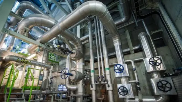 تمتلك السويد بنية تحتية متطورة لتدفئة الضواحي والمناطق السكنية تعد أكثر كفاءة من أنظمة التدفئة المعتادة في المباني