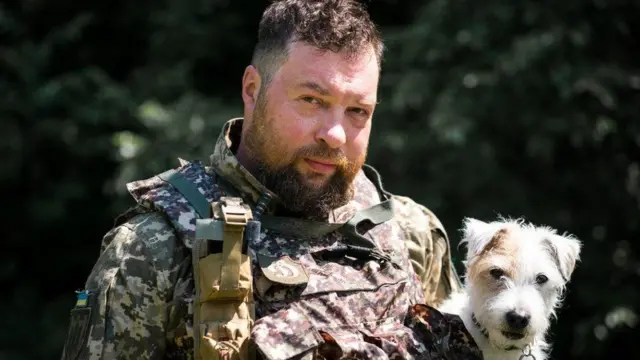 Anton Tselovalnyk dạy hoc sinh và sinh viên về kiến trúc.