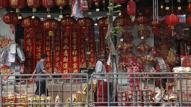 ร้านค้าต่างๆ ถูกแต่งแต้มไปด้วยสีแดง