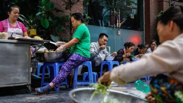 Đối với khách du lịch, cảnh sinh hoạt buôn bán trên vỉa hè và đường phố là nét văn hoá Việt đặc trưng và cuốn hút.