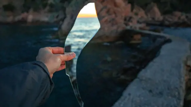 Selon M. Boyle et ses collègues, le Big Bang est comme un miroir qui inverse non seulement l'image, mais aussi le sens du temps.