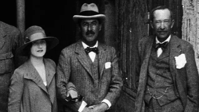 Лорд Карнарвон (праворуч), Говард Картер і дочка лорда Карнарвон леді Евелін біля входу до гробниці Тутанхамона