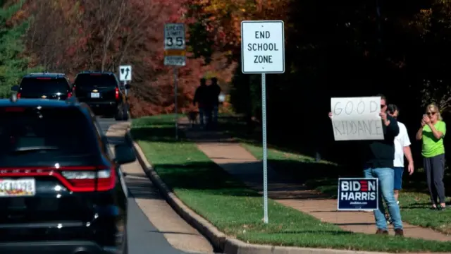 Con un letrero de "Hasta nunca" algunas personas saludaron la caravana de Trump en el Sterling (Virginia).