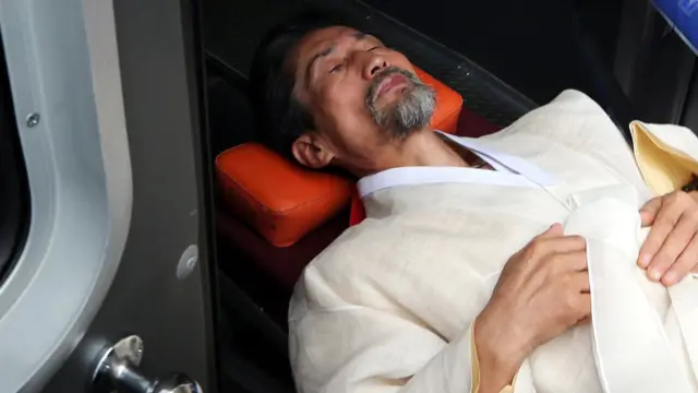 구급차로 옮겨지는 강기갑 대표