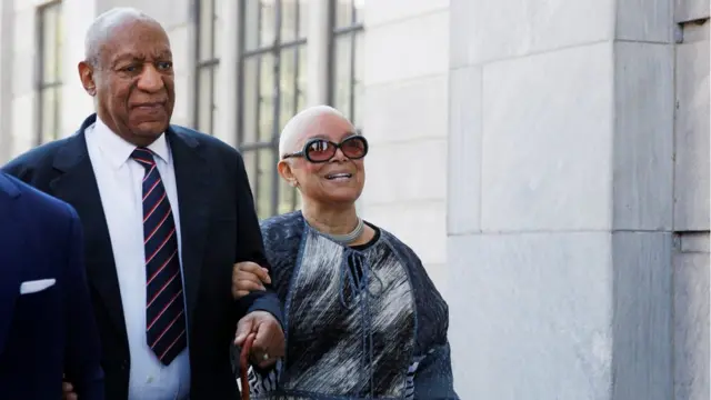 Bill Cosby e a mulher, Camille, caminhando na rua