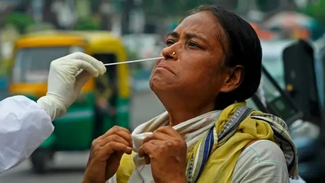 করোনাভাইরাসের পরীক্ষা করা হচ্ছে কলকাতার একজন মহিলার - ১৩ই জুলাই ২০২০