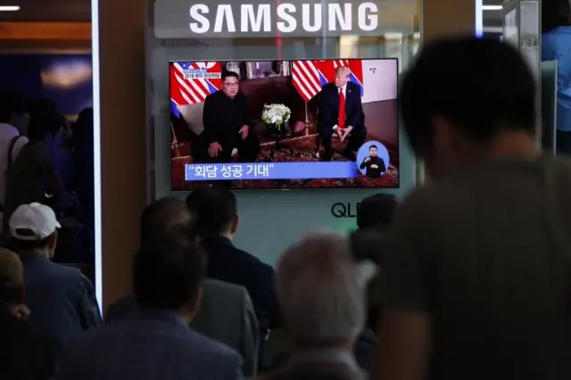 Espectadores en Seúl miran un televisor