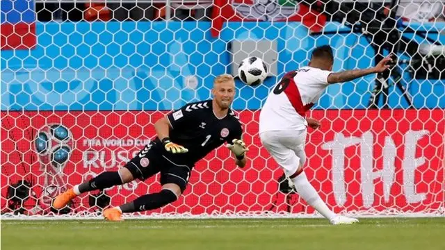 Cueva falla el penalti contra Dinamarca.