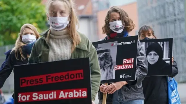 Protes menentang penangkapan aktivis perempuan Saudi.