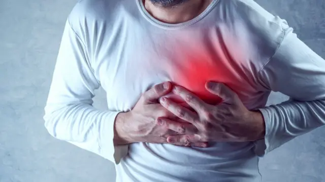 Hombre presionándose el pecho