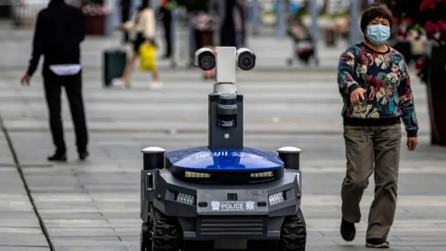 2020年3月警察治安机器人执勤