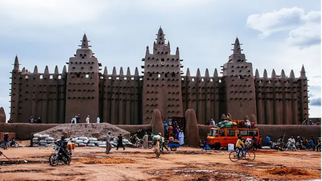 Masjid Agung terbuat dari lumpur di Mali
