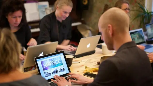 Hoffice聯合創始人克里斯多夫·弗蘭增調整該公司的網頁（圖片來源：Amrit Daniel Forss）