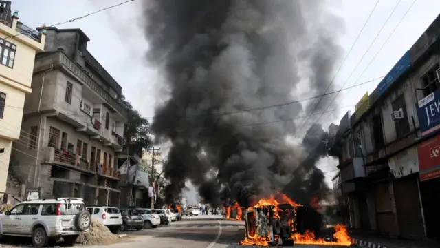 পুলওয়ামার ঘটনার প্রতিবাদে জম্মুতে প্রতিবাদ ও গাড়িতে অগ্নিসংযোগ
