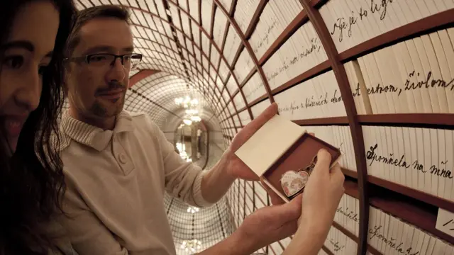 లవ్ బ్యాంక్‌లో ఓ జంట