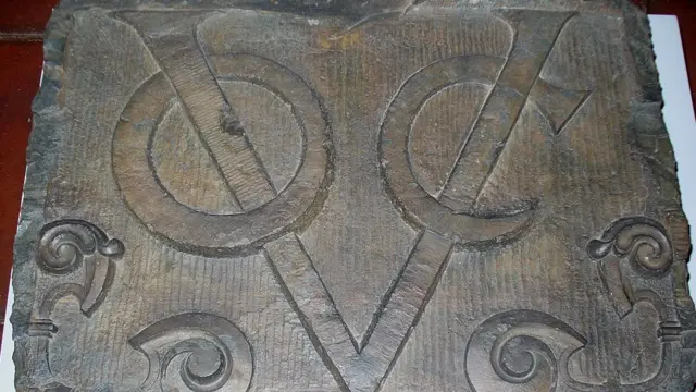 Voc, quizás el primer logo reconocido en el mundo conocido. Sus siglas vienen del holandés Vereenigde Oostindische Compagnie.