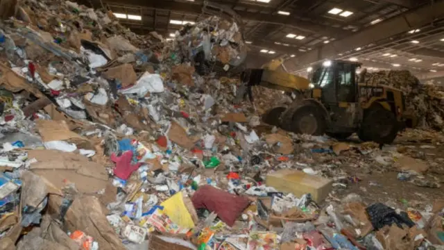 د ځمکې په نړیواله ورځ له خلکو د پلاستیک نه کارولو غوښتنه کېږي.