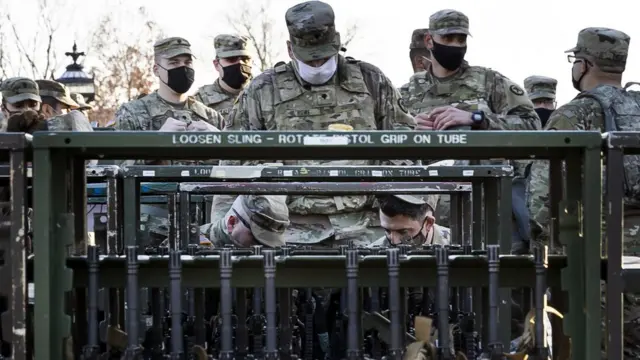 Soldados de la Guardia Nacional frente a una valla