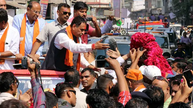 જમાલપુરમાં પ્રચાર કરતા રૂપાણી