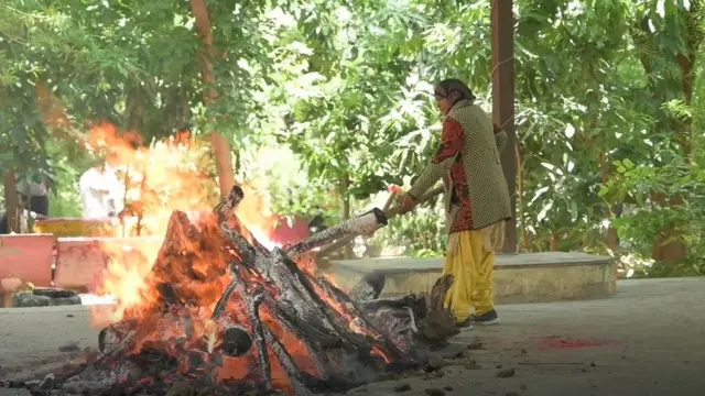महिला जो श्मशान घाट में शवों का अंतिम संस्कार करवाती है - BBC News हिंदी
