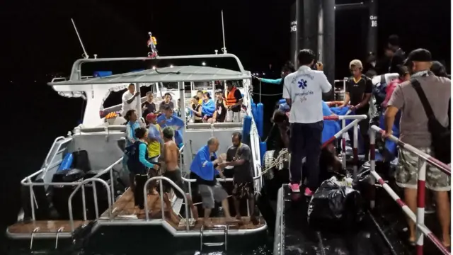 หน่วยกู้ภัยเร่งช่วยเหลือนักท่องเที่ยวที่ประสบอุบัติเหตุเรือล่มกลางภูเก็ต เมื่อ 5 ก.ค.