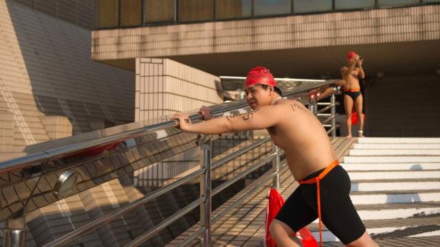 香港維港渡海泳選手在做暖身運動（29/10/2017）