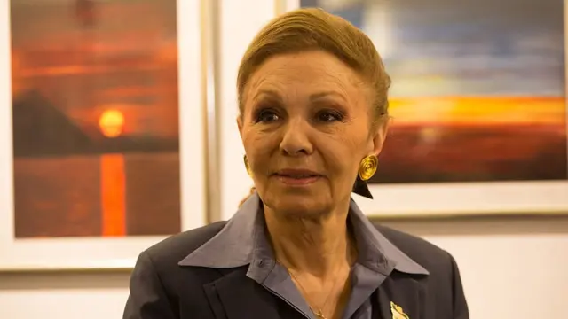 فرح پهلوی در گالری آثار نقاشی خودش برای بنیاد علیرضا پهلوی