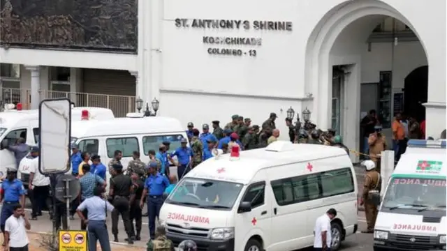 হামলার পর আহত এবং নিহতদের বের করা হচ্ছে একটি গির্জা থেকে