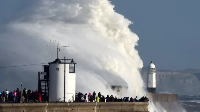 Olas golpean el faro de Porthcawl, en Gales.