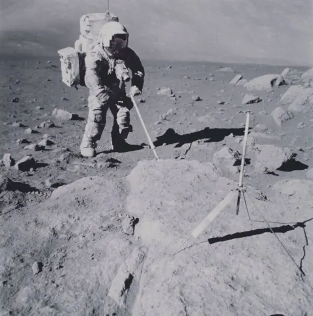 دو فضانورد در مأموریت خود نمونههایی از سنگهای ماه جمعآوری کردند