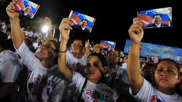 Empleados públicos nicaragüenses en una vigilia por la salud de Chávez.