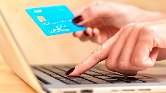 Quelqu'un qui saisit des données bancaires