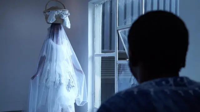 Nondumiso Msimanga, lors de sa prestation à l'exposition "Le linge sale de l'Afrique du Sud"