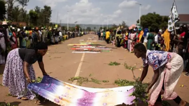 Wasu mata yan Tanzania sun shimfida zaninsu lokacin da ayarin motoccin da ke dauke da gawar John Magufuli zasu wuce