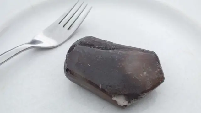 Un plato con una piedra
