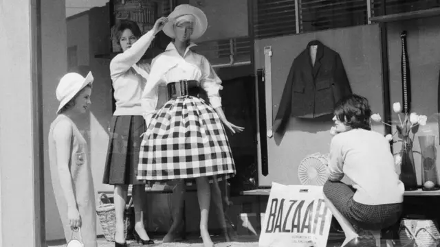 மருத்துவ ரீதியில் ஆரோக்கமற்ற, நம்பத்தகாத விளம்பர பெண் பொம்மைகள்