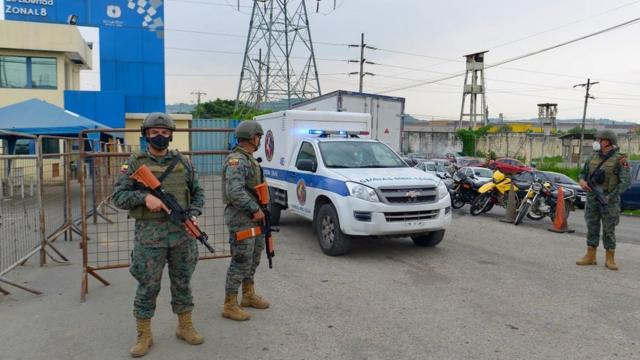 Soldados y una ambulancia a las afueras de una cárcel de Ecuador