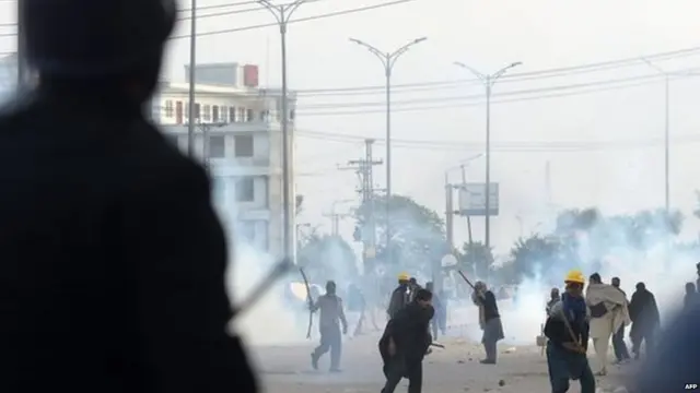 पोलिसांच्या गाड्यांवरही हल्ला झाला.