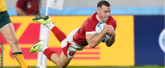 Gareth Davies dives over